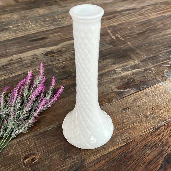 VINTAGE milk glass Vase - like new - Picture 1 of 8